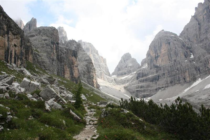 http://www.dolomitibrenta.it/dobre-it/Val_di_Brenta_da_Brentei.JPG